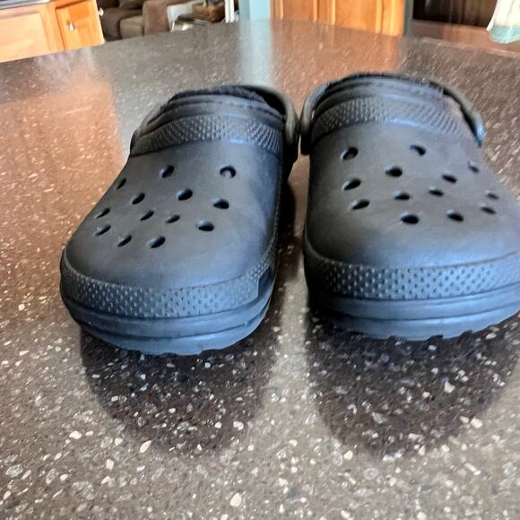 Crocs Faux Fur Lined Clogs Black size M5 W7 Shoes Dual Comfort Slip On 203591 - Picture 10 of 12